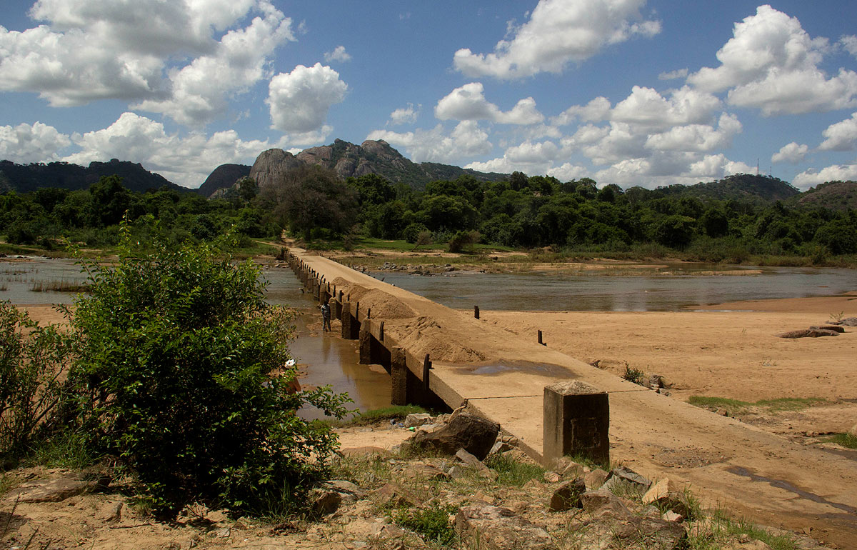 Old Runde River bridge at Mwenedzi
