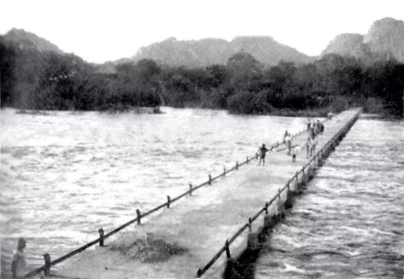 Old "Lundi" bridge with the river in high flood